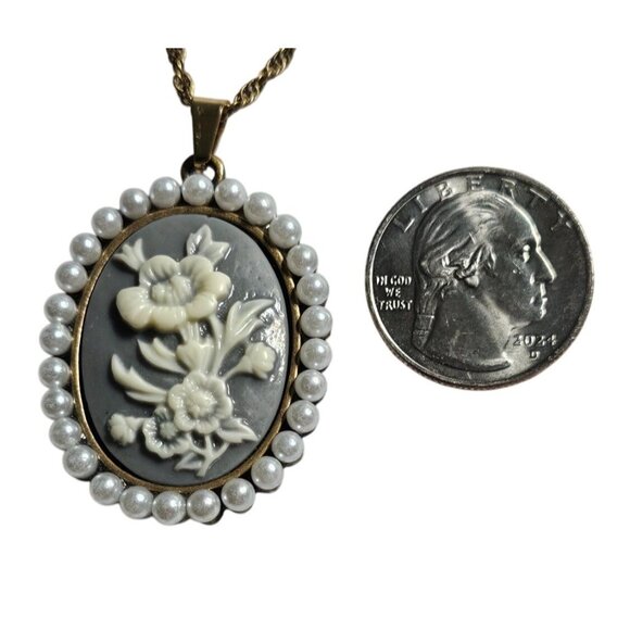 Vintage Floral Cameo 1.5" Pendant 23" Necklace Faux Pearl Beads & Brass Chain - Picture 6 of 6